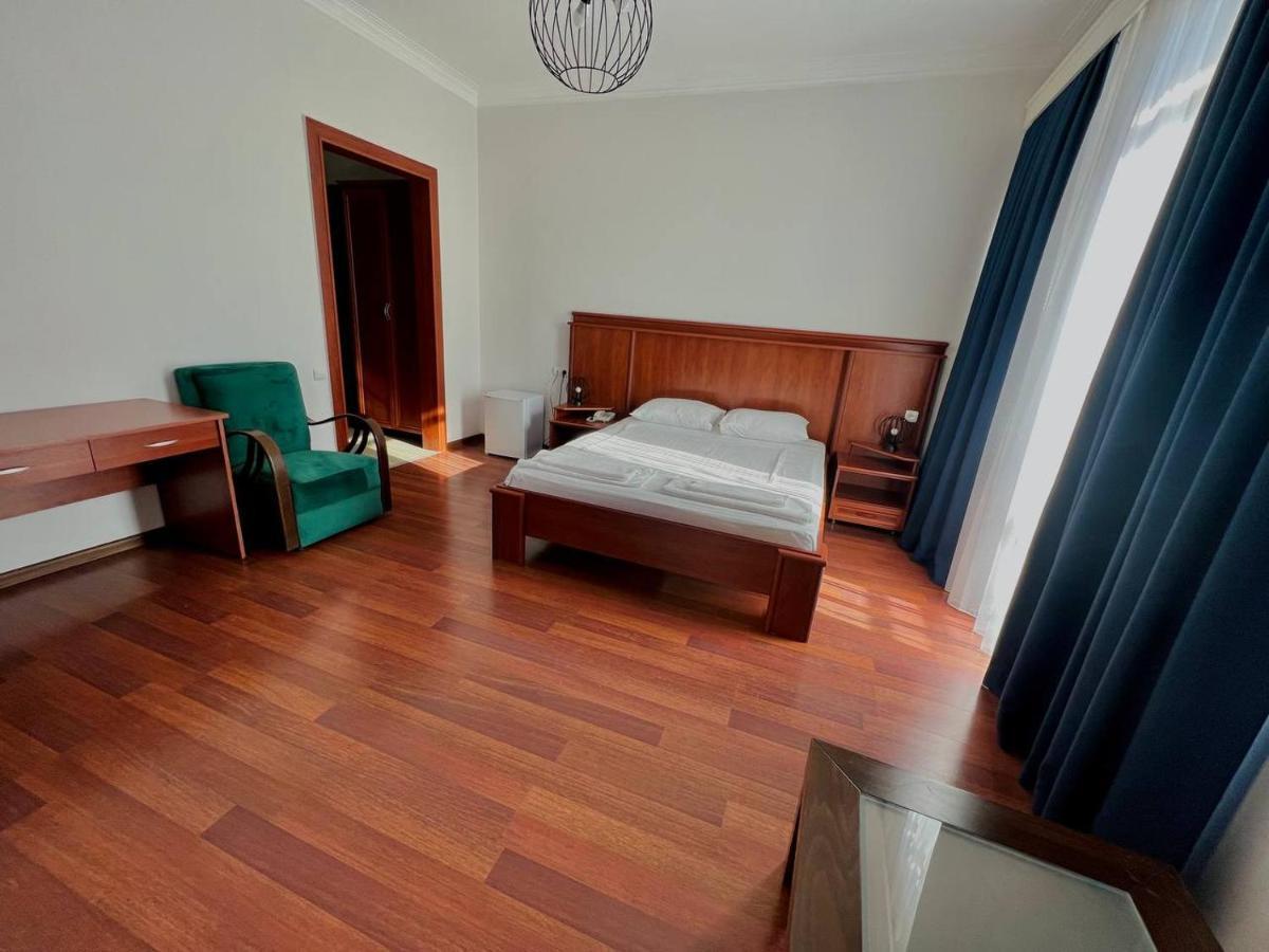 Aristocrat Hotel Tbilisi Ngoại thất bức ảnh
